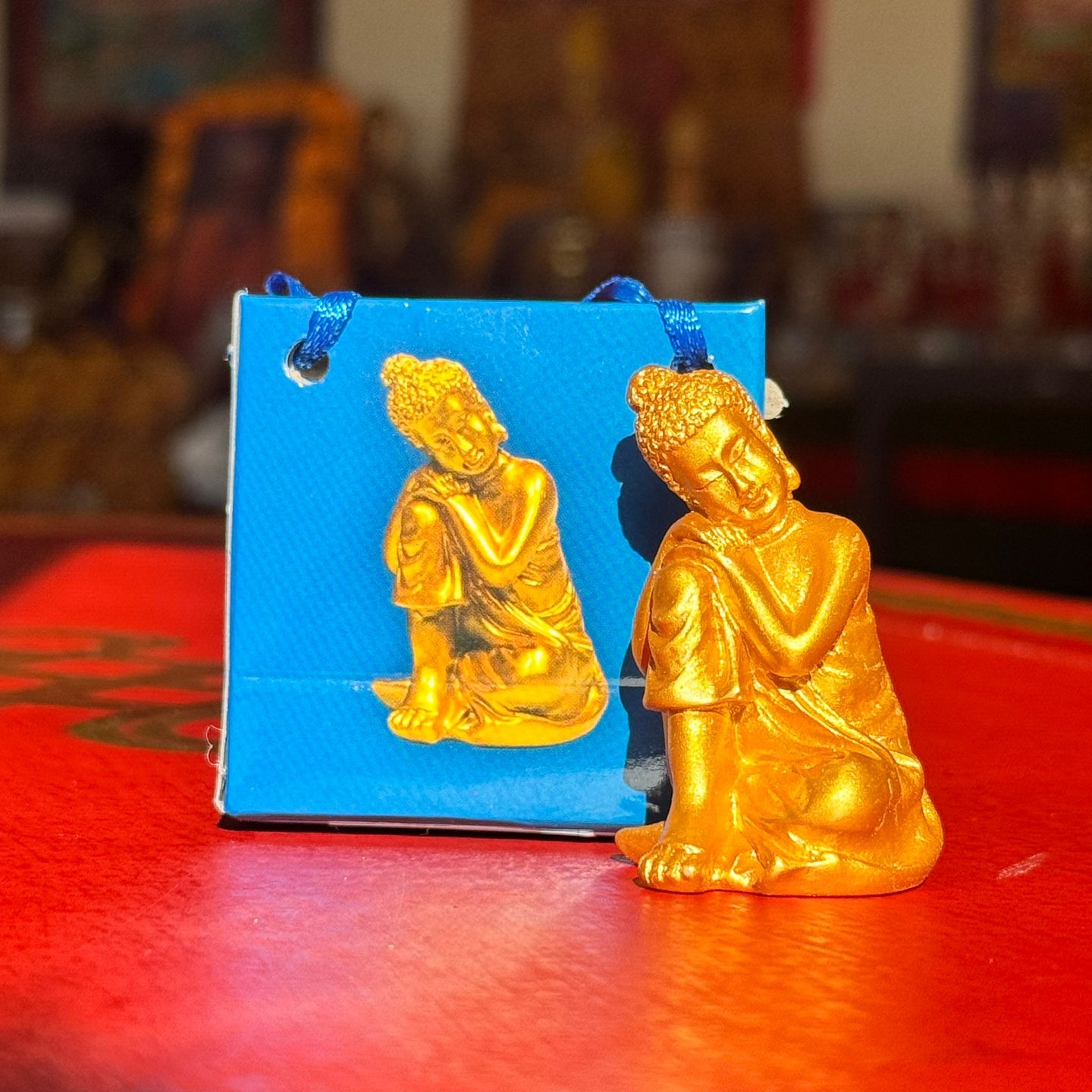 Mini Statua di Buddha Ananda – Posizione Rilassata con Borsa del Messaggio di Pace